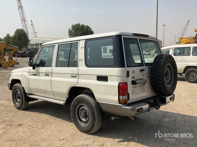2014 Toyota Land Cruiser LX 76L 4x4 SUV - SUV: photos 4 2014 Toyota Land Cruiser LX 76L 4x4 SUV - SUV: photos 4
