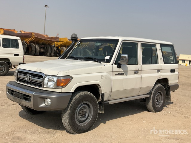 2014 Toyota Land Cruiser LX 76L 4x4 SUV - SUV: photos 1 2014 Toyota Land Cruiser LX 76L 4x4 SUV - SUV: photos 1