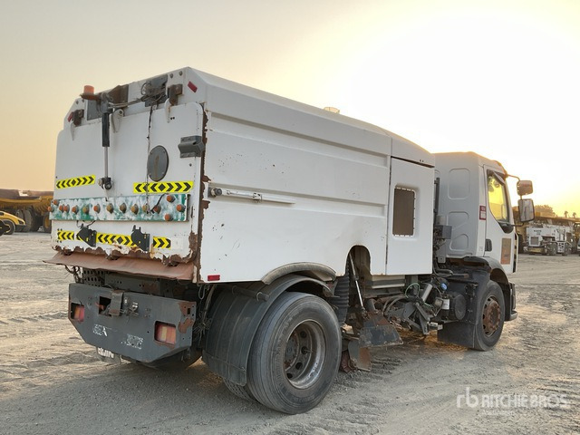 2016 Renault D18 Elgin on Sweeper Truck - Balayeuse de voirie: photos 4 2016 Renault D18 Elgin on Sweeper Truck - Balayeuse de voirie: photos 4