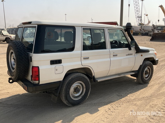 2016 Toyota Land Cruiser 76R 4x4 SUV - SUV: photos 2 2016 Toyota Land Cruiser 76R 4x4 SUV - SUV: photos 2