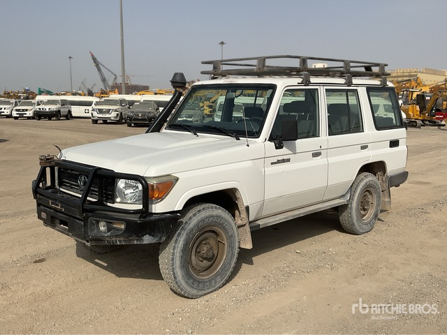 2018 Toyota Land Cruiser 76L 4x4 SUV - SUV: photos 2 2018 Toyota Land Cruiser 76L 4x4 SUV - SUV: photos 2