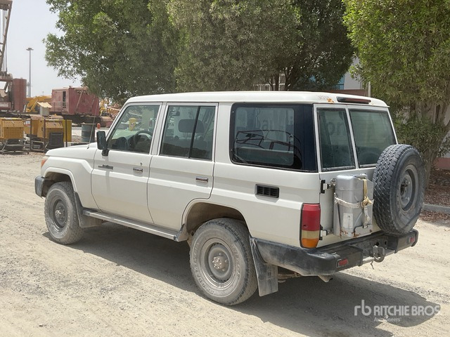 2018 Toyota Land Cruiser 76L 4x4 SUV - SUV: photos 3 2018 Toyota Land Cruiser 76L 4x4 SUV - SUV: photos 3