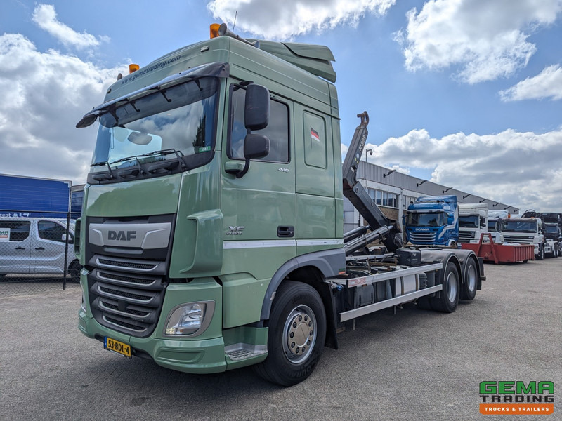 DAF XF 440 FAS 6x2 Spacecab Euro6A - HaakarmSysteem 21T - Hiab XR21S63 - Lift-As - Dubbele tanks - Camion ampliroll: photos 1 DAF XF 440 FAS 6x2 Spacecab Euro6A - HaakarmSysteem 21T - Hiab XR21S63 - Lift-As - Dubbele tanks - Camion ampliroll: photos 1