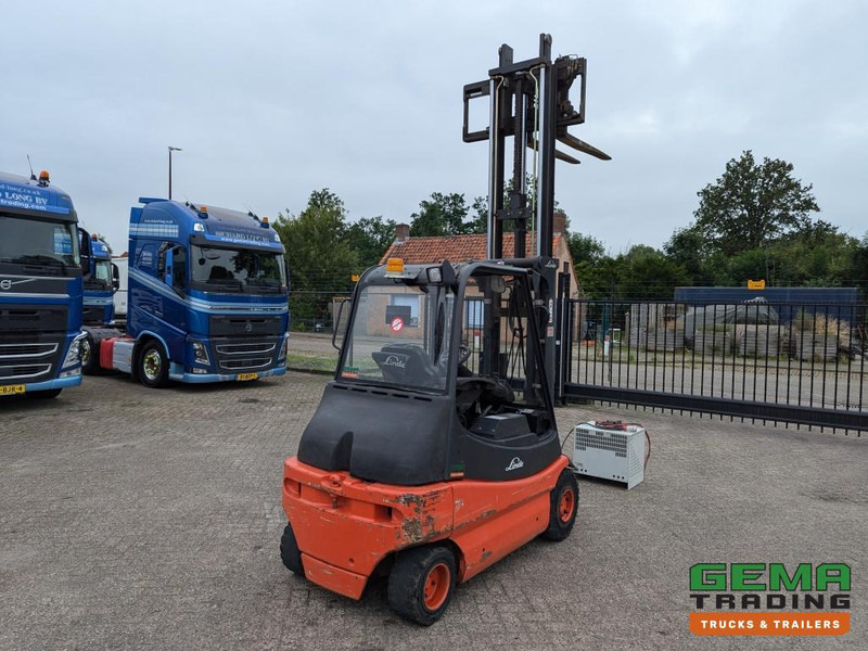Linde E30 02 - 4058 uur - Duplex Mast - Volrubber Banden - Eurotron 80V-80A Oplader (M34) - Chariot élévateur électrique: photos 3 Linde E30 02 - 4058 uur - Duplex Mast - Volrubber Banden - Eurotron 80V-80A Oplader (M34) - Chariot élévateur électrique: photos 3