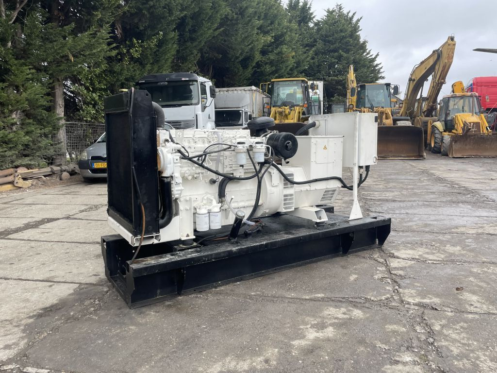 Perkins 100 KVA Generator 3 Phase Perkins 100 KVA Generator 3 Phase - Groupe électrogène: photos 4 Perkins 100 KVA Generator 3 Phase Perkins 100 KVA Generator 3 Phase - Groupe électrogène: photos 4