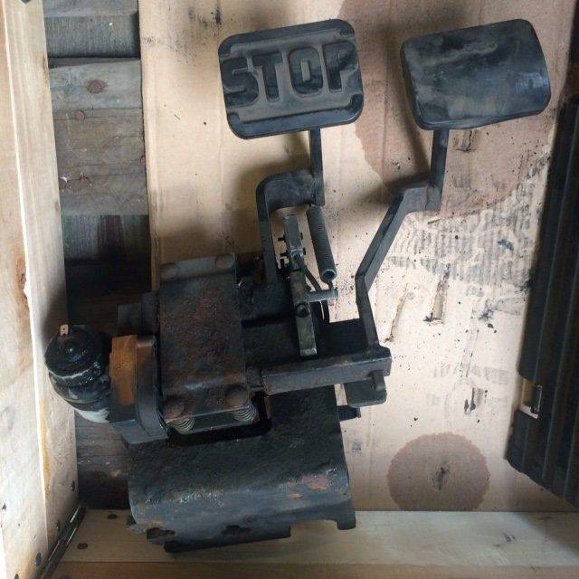 Brake & Accelerator for Linde R14-20, BR 115-02/115-C-02 - Pédale pour Matériel de manutention: photos 1 Brake & Accelerator for Linde R14-20, BR 115-02/115-C-02 - Pédale pour Matériel de manutention: photos 1