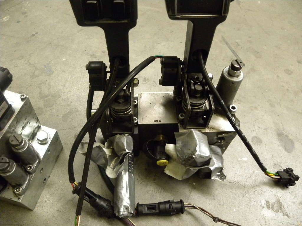 Hydraulic Consol with 2 hydraulic levers for Jungheinrich - Valve hydraulique pour Matériel de manutention: photos 2 Hydraulic Consol with 2 hydraulic levers for Jungheinrich - Valve hydraulique pour Matériel de manutention: photos 2
