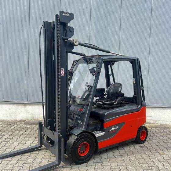 Linde E25L (387) - Chariot élévateur électrique: photos 1 Linde E25L (387) - Chariot élévateur électrique: photos 1