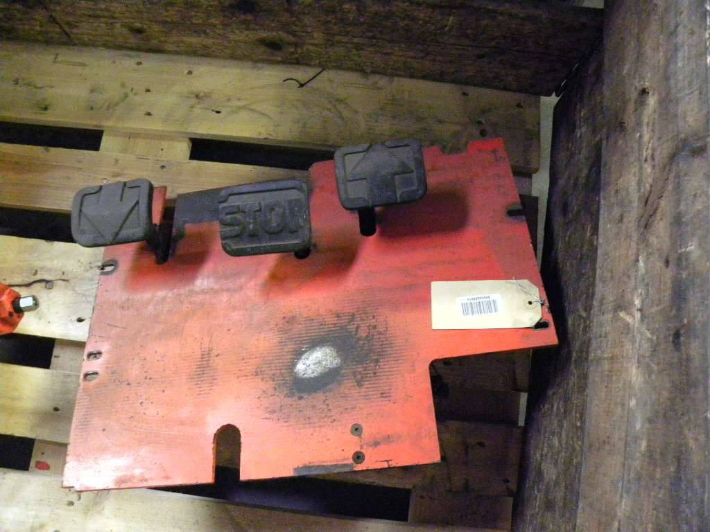 Plate floor for Linde E15-18-02, Series 322 - Pédale pour Matériel de manutention: photos 1 Plate floor for Linde E15-18-02, Series 322 - Pédale pour Matériel de manutention: photos 1