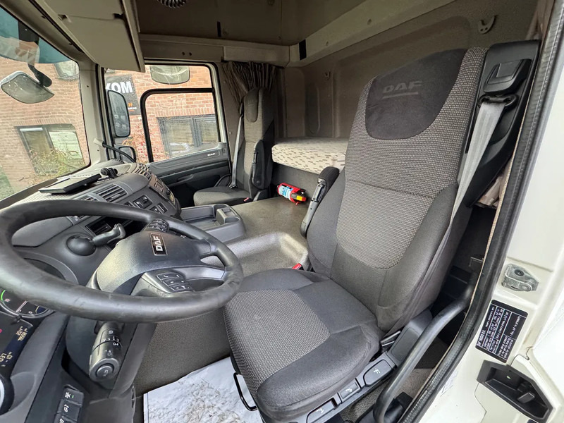 Photo d'intérieur 2: Tracteur routier DAF CF 370 4X2 Space Cab Side skirts ACC NL Truck APK 09/2025