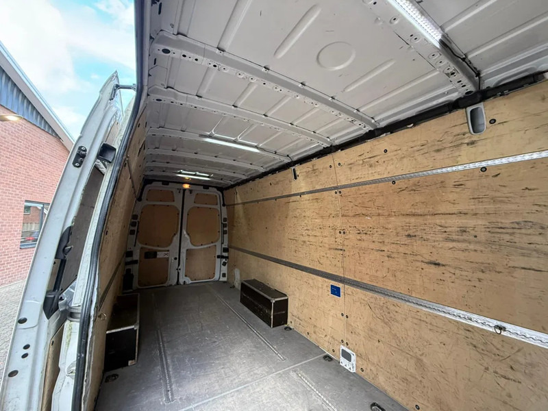 Fourgon utilitaire Volkswagen Crafter 2.0 TDI L4H2: photos 7 Fourgon utilitaire Volkswagen Crafter 2.0 TDI L4H2: photos 7