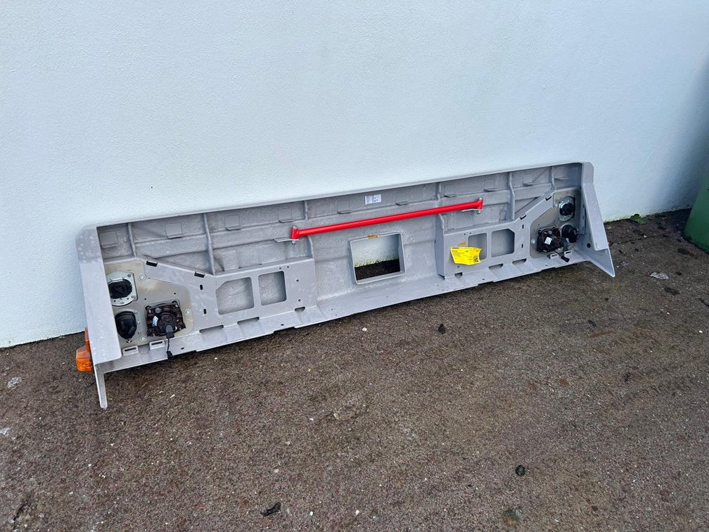 LIEBHERR Front Bumper Part Number 96001000 - Grue tout-terrain: photos 4 LIEBHERR Front Bumper Part Number 96001000 - Grue tout-terrain: photos 4