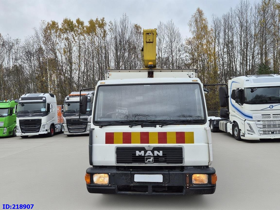 MAN LE 220C + Sky King 179TV - Camion avec nacelle, Véhicule de voirie/ Spécial: photos 2 MAN LE 220C + Sky King 179TV - Camion avec nacelle, Véhicule de voirie/ Spécial: photos 2