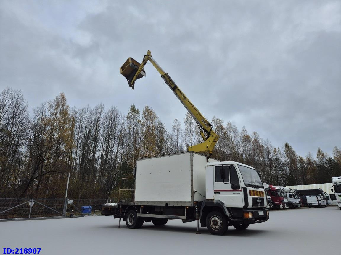 MAN LE 220C + Sky King 179TV - Camion avec nacelle, Véhicule de voirie/ Spécial: photos 1 MAN LE 220C + Sky King 179TV - Camion avec nacelle, Véhicule de voirie/ Spécial: photos 1