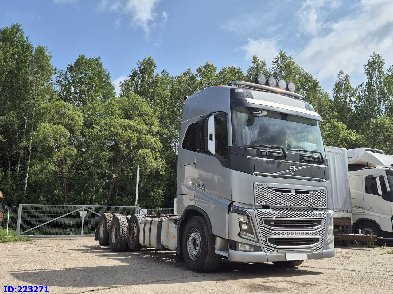 VOLVO FH16 750HP 8x4 (Steering axle / 2 axles lifting) - Châssis cabine: photos 4 VOLVO FH16 750HP 8x4 (Steering axle / 2 axles lifting) - Châssis cabine: photos 4