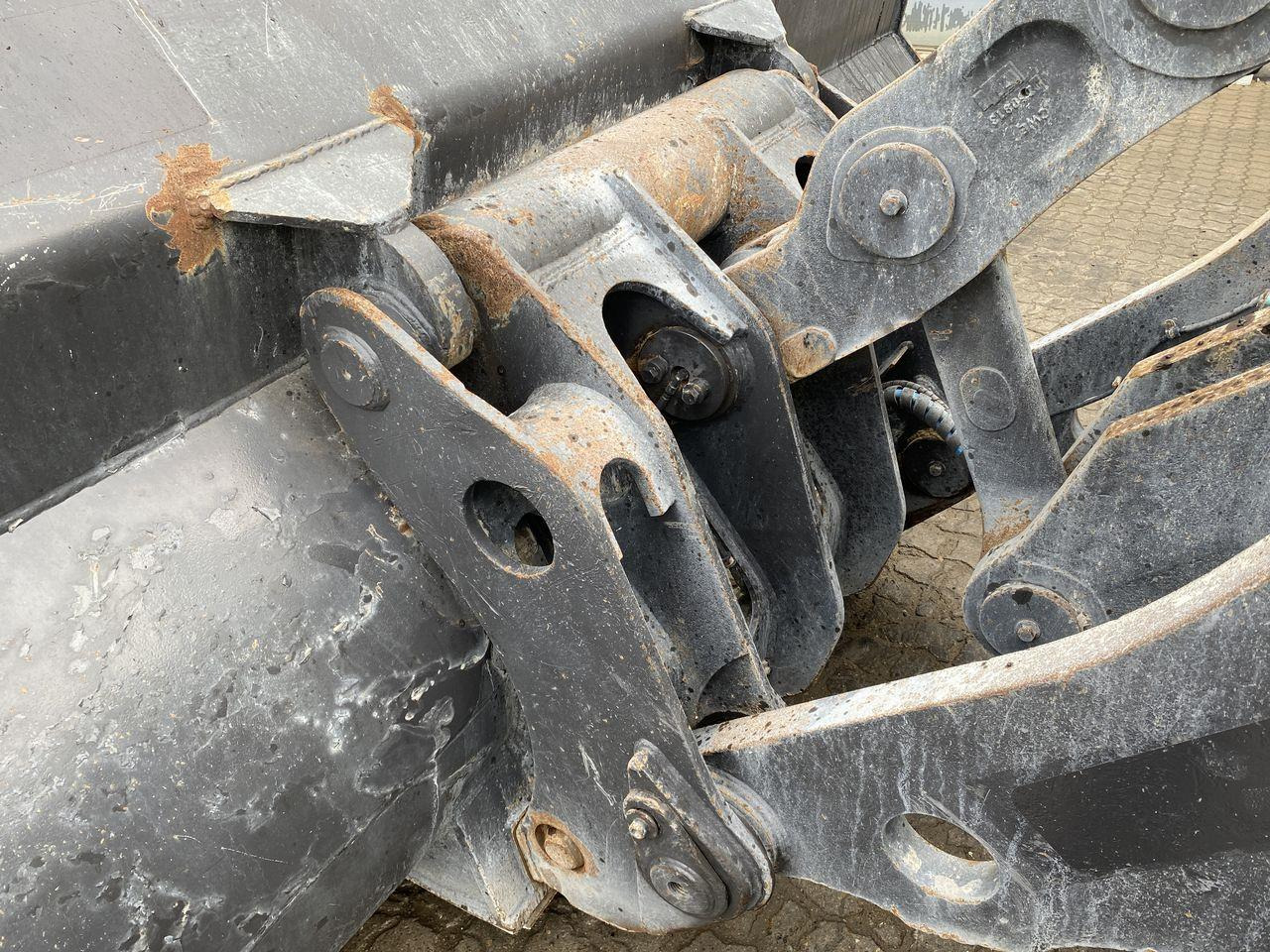 Chargeuse sur pneus Volvo L220G: photos 10