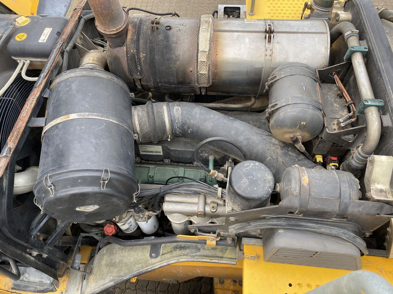 Chargeuse sur pneus Volvo L220G: photos 8