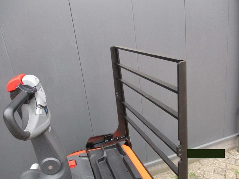 Toyota LPE200 - Transpalette: photos 5 Toyota LPE200 - Transpalette: photos 5