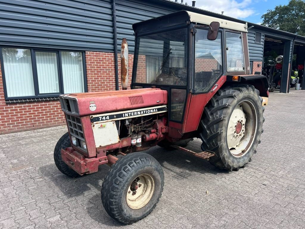 International 744 - Tracteur agricole: photos 1 International 744 - Tracteur agricole: photos 1