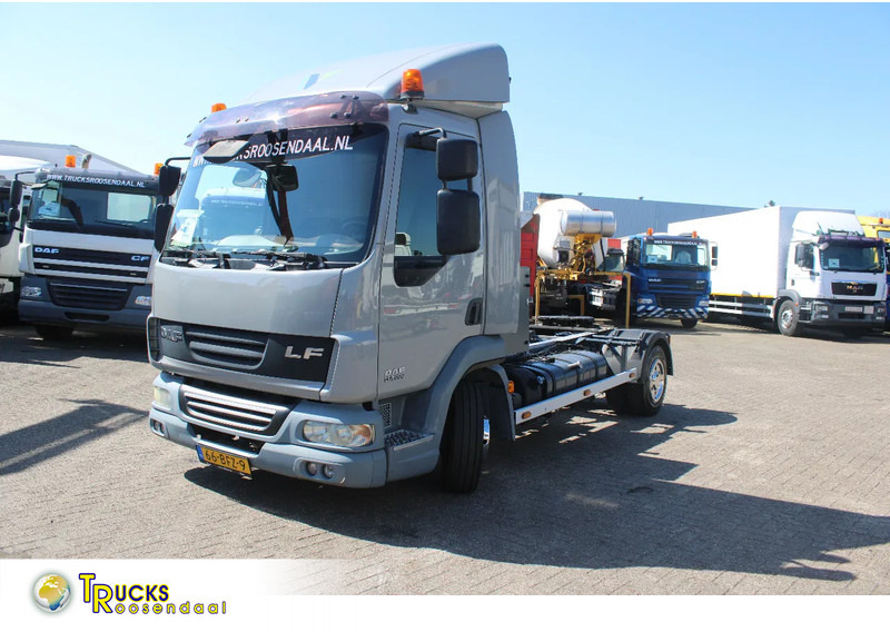DAF LF 55.220 + 3P + EURO 5 + MANUAL + 6CYLINDER - Tracteur routier: photos 1 DAF LF 55.220 + 3P + EURO 5 + MANUAL + 6CYLINDER - Tracteur routier: photos 1
