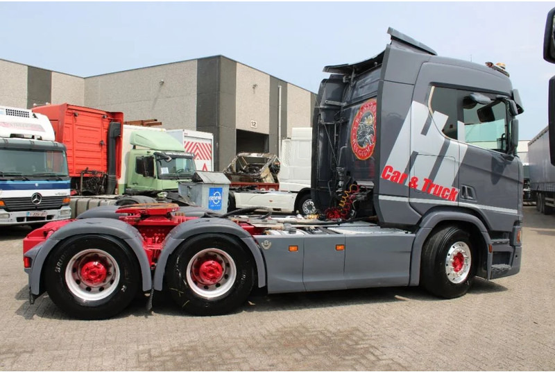 Scania R520 V8 + 6X4 + FULL OPTION + EURO 6 + PTO+120 TONS - Tracteur routier: photos 4 Scania R520 V8 + 6X4 + FULL OPTION + EURO 6 + PTO+120 TONS - Tracteur routier: photos 4