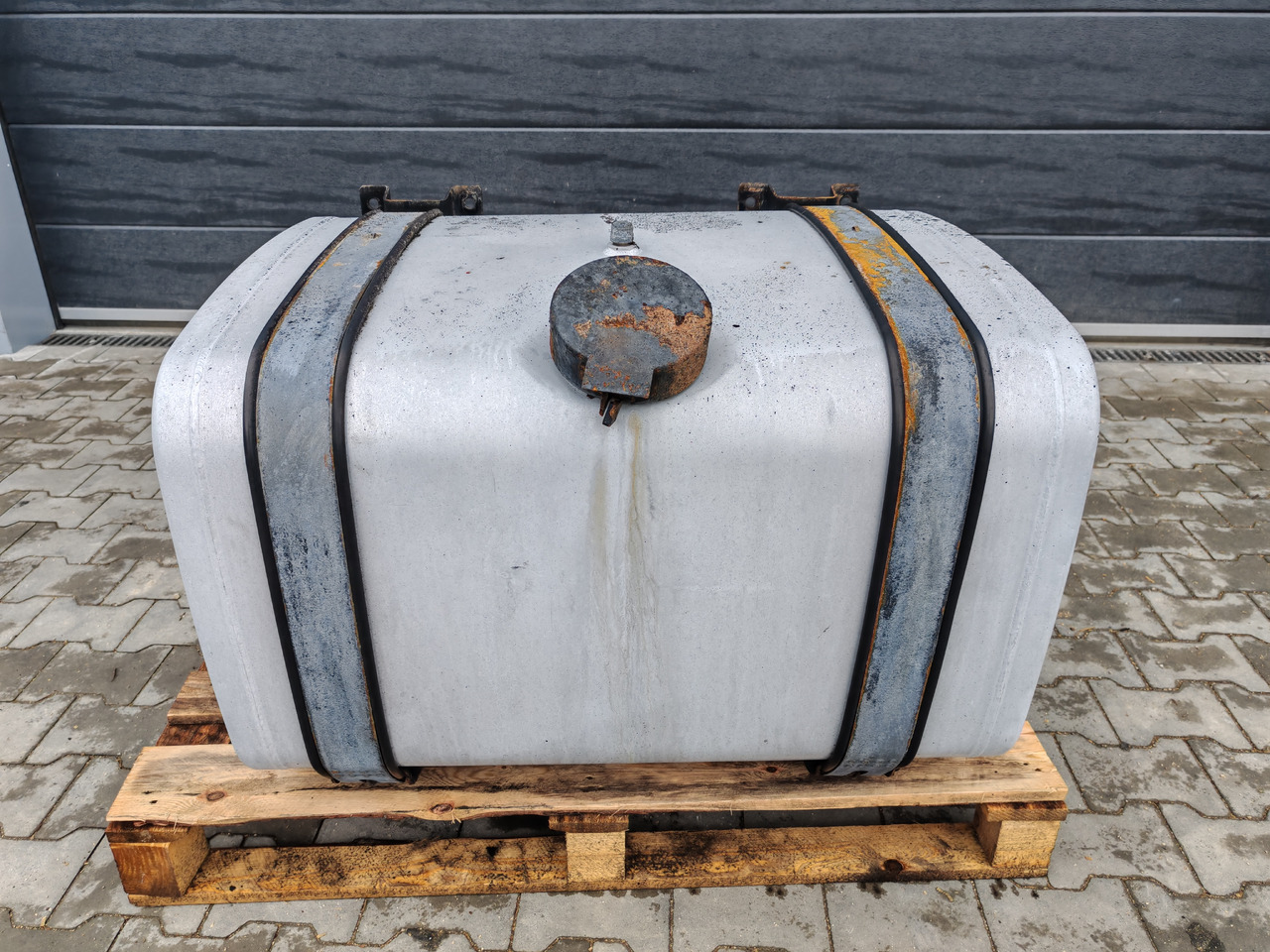 MAN TGX TGS / ALU FUEL TANK / 330L / 96x70x57,5 - Réservoir de carburant: photos 2 MAN TGX TGS / ALU FUEL TANK / 330L / 96x70x57,5 - Réservoir de carburant: photos 2