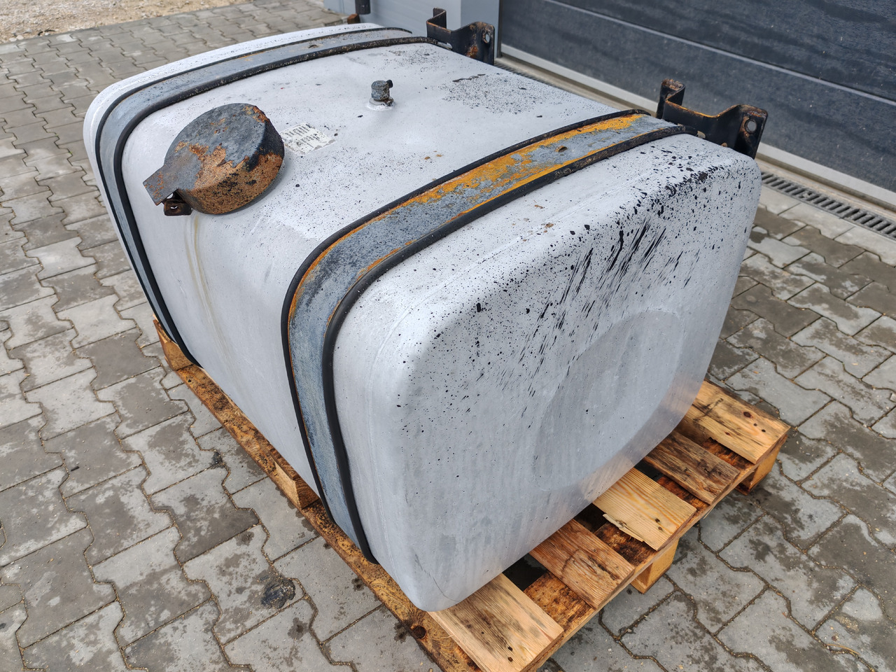 MAN TGX TGS / ALU FUEL TANK / 330L / 96x70x57,5 - Réservoir de carburant: photos 3 MAN TGX TGS / ALU FUEL TANK / 330L / 96x70x57,5 - Réservoir de carburant: photos 3