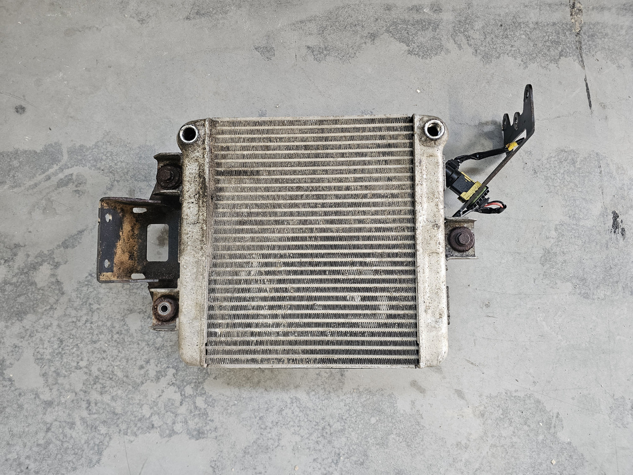 MERCEDES-BENZ ACTROS MP4 / OIL RADIATOR / A9605001601 - Radiateur d'huile: photos 2 MERCEDES-BENZ ACTROS MP4 / OIL RADIATOR / A9605001601 - Radiateur d'huile: photos 2
