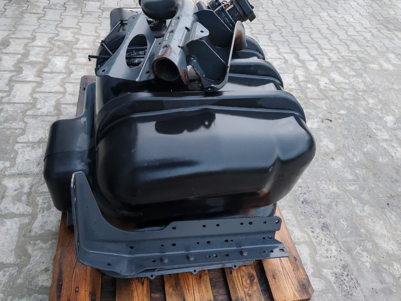 MERCEDES-BENZ ATEGO MP4 EURO6 / COMPLETE FUEL TANK / 180L / A9674710001 - Réservoir de carburant: photos 4 MERCEDES-BENZ ATEGO MP4 EURO6 / COMPLETE FUEL TANK / 180L / A9674710001 - Réservoir de carburant: photos 4