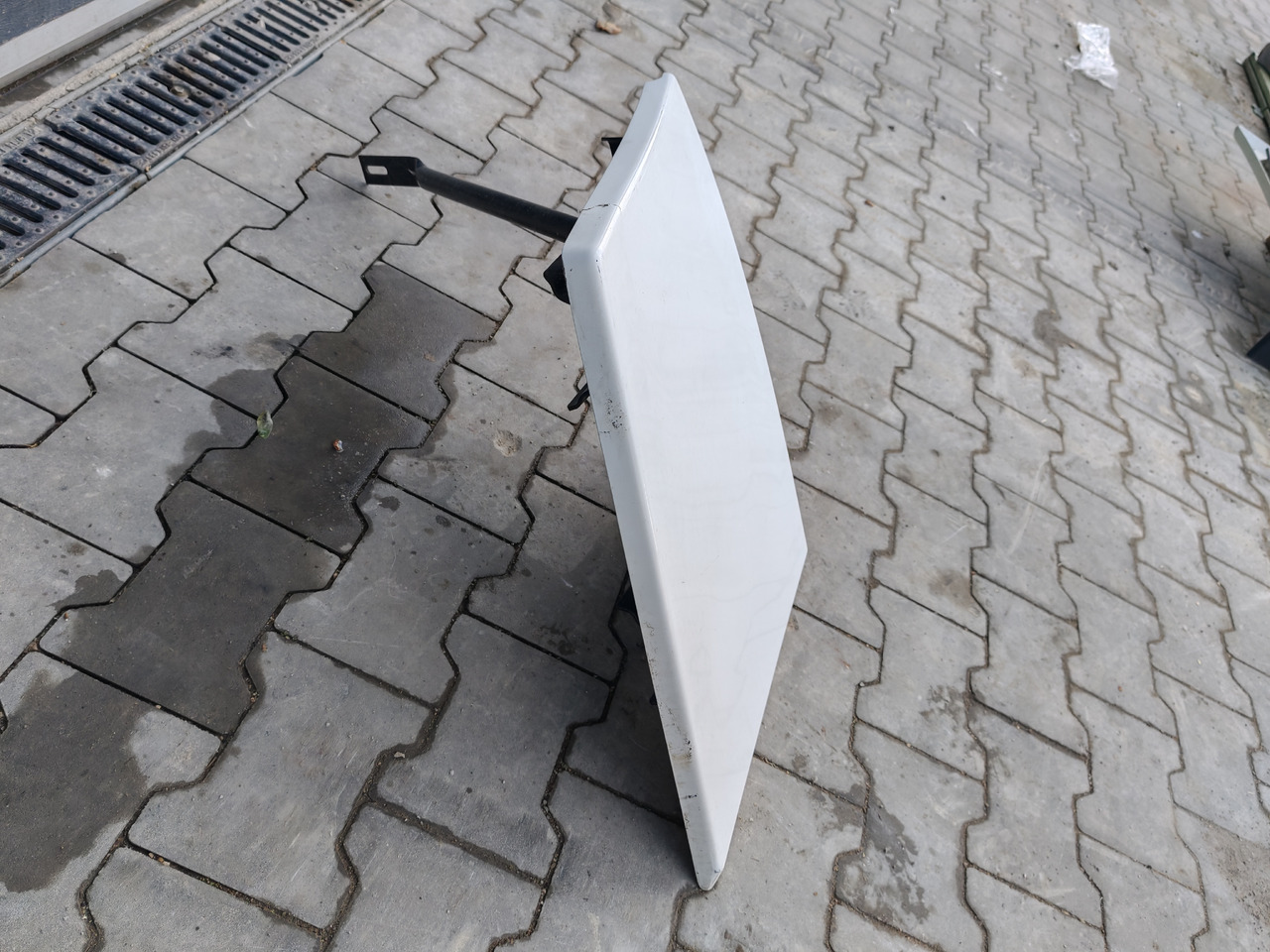 RENAULT RANGE T EURO 6 / HIGH CAB / RIGHT SPOILER EXTENDER - Aérodynamique/ Spoilers: photos 4 RENAULT RANGE T EURO 6 / HIGH CAB / RIGHT SPOILER EXTENDER - Aérodynamique/ Spoilers: photos 4