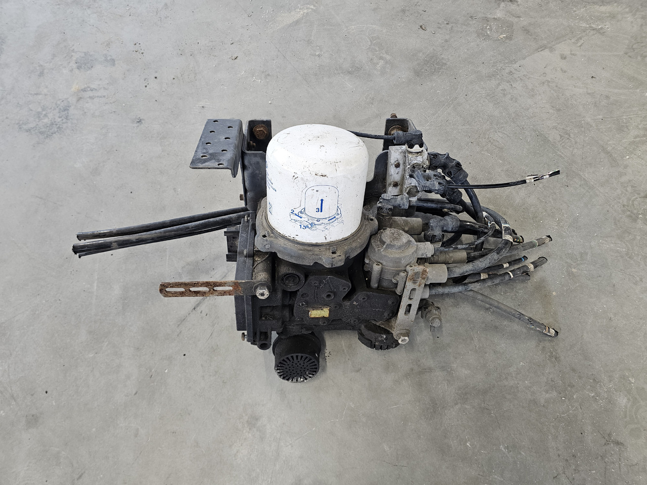 VOLVO FH4 FM4 EURO 6 / AIR DRYIER / EL2501 / 22358797 - Valve de frein: photos 2 VOLVO FH4 FM4 EURO 6 / AIR DRYIER / EL2501 / 22358797 - Valve de frein: photos 2