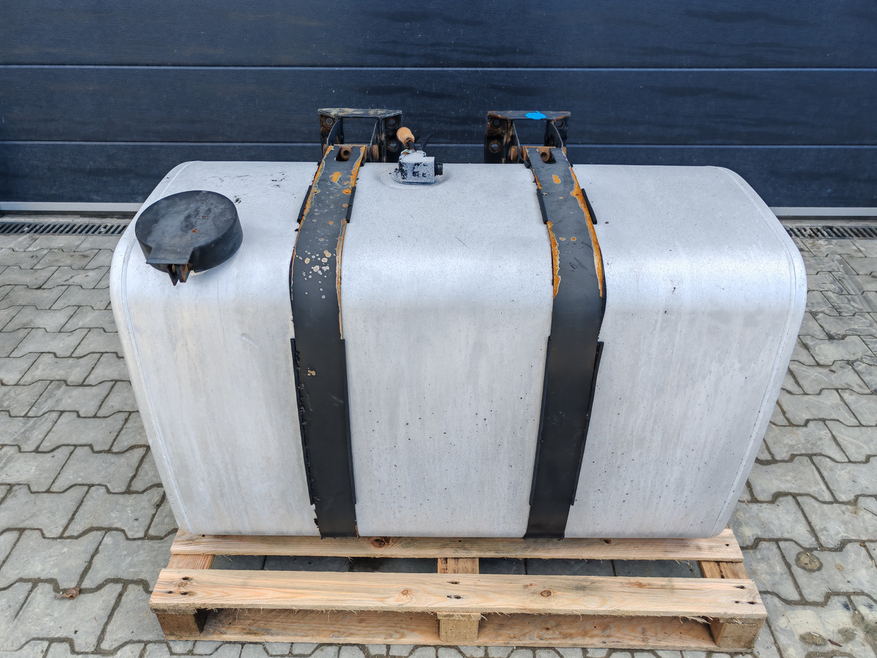 VOLVO RENAULT / ALU FUEL TANK / 113x69x71 / 450L / 20503506 - Réservoir de carburant: photos 2 VOLVO RENAULT / ALU FUEL TANK / 113x69x71 / 450L / 20503506 - Réservoir de carburant: photos 2