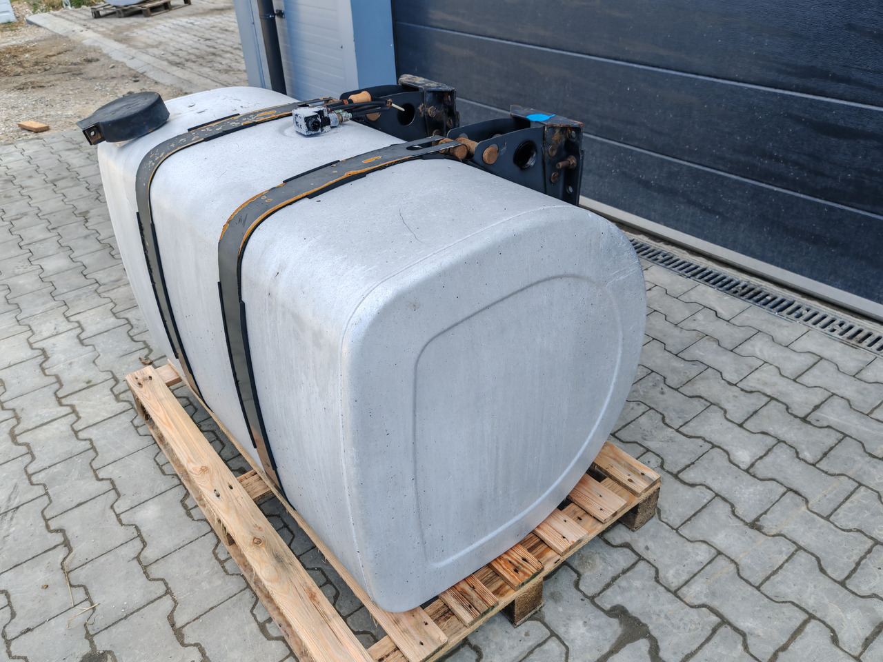 VOLVO RENAULT / ALU FUEL TANK / 113x69x71 / 450L / 20503506 - Réservoir de carburant: photos 4 VOLVO RENAULT / ALU FUEL TANK / 113x69x71 / 450L / 20503506 - Réservoir de carburant: photos 4