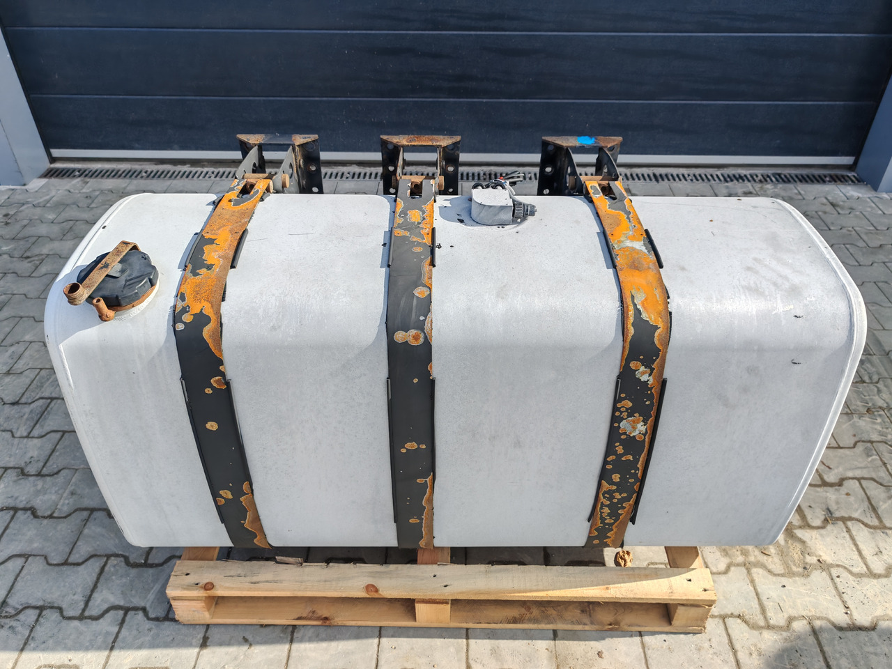VOLVO RENAULT / ALU FUEL TANK 143x69x71 / 570L / 20503509 - Réservoir de carburant: photos 2 VOLVO RENAULT / ALU FUEL TANK 143x69x71 / 570L / 20503509 - Réservoir de carburant: photos 2