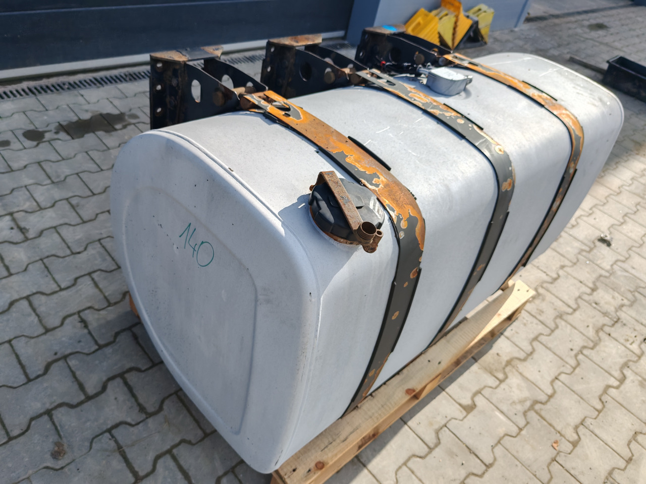 VOLVO RENAULT / ALU FUEL TANK 143x69x71 / 570L / 20503509 - Réservoir de carburant: photos 3 VOLVO RENAULT / ALU FUEL TANK 143x69x71 / 570L / 20503509 - Réservoir de carburant: photos 3