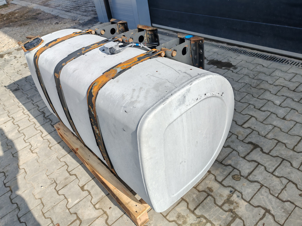VOLVO RENAULT / ALU FUEL TANK 143x69x71 / 570L / 20503509 - Réservoir de carburant: photos 4 VOLVO RENAULT / ALU FUEL TANK 143x69x71 / 570L / 20503509 - Réservoir de carburant: photos 4