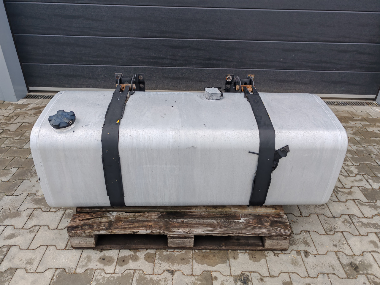 VOLVO RENAULT / ALU FUEL TANK / 150x67x56 / 430L / 21889350 - Réservoir de carburant: photos 2 VOLVO RENAULT / ALU FUEL TANK / 150x67x56 / 430L / 21889350 - Réservoir de carburant: photos 2