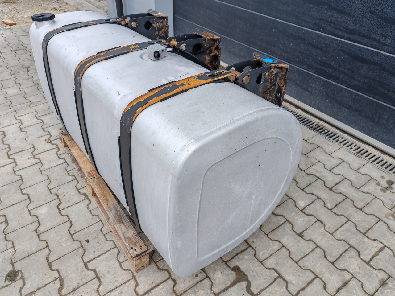 VOLVO RENAULT / ALU FUEL TANK / 163x69x71 / 650L / 20503511 - Réservoir de carburant: photos 4 VOLVO RENAULT / ALU FUEL TANK / 163x69x71 / 650L / 20503511 - Réservoir de carburant: photos 4
