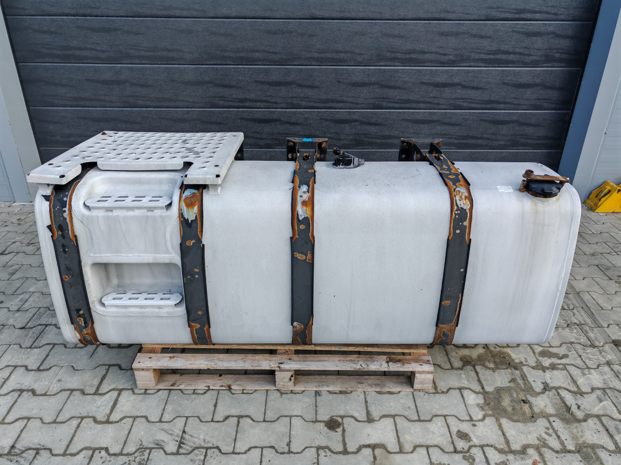 VOLVO RENAULT / ALU FUEL TANK / 195x68x71 / 790L / 20873121 - Réservoir de carburant: photos 2 VOLVO RENAULT / ALU FUEL TANK / 195x68x71 / 790L / 20873121 - Réservoir de carburant: photos 2