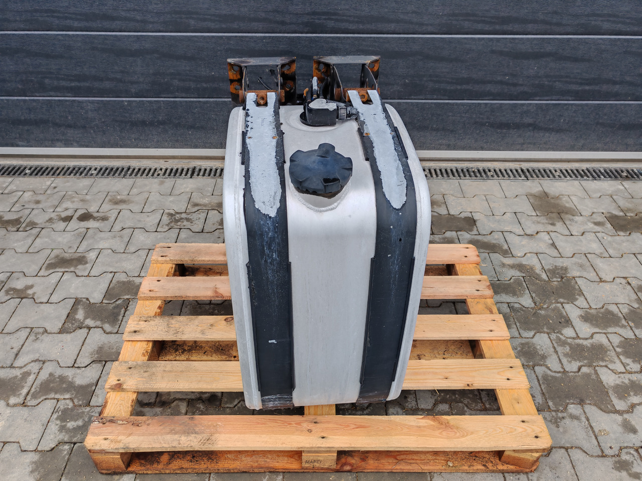 VOLVO RENAULT / ALU FUEL TANK / 43x71x69 / 165L / 20503502 - Réservoir de carburant: photos 2 VOLVO RENAULT / ALU FUEL TANK / 43x71x69 / 165L / 20503502 - Réservoir de carburant: photos 2