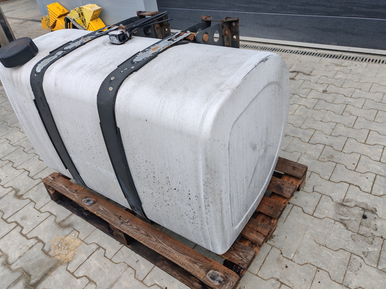 VOLVO RENAULT / COMPLETE FUEL TANK / 445L / 110x70x70 / 20503506 - Réservoir de carburant: photos 4 VOLVO RENAULT / COMPLETE FUEL TANK / 445L / 110x70x70 / 20503506 - Réservoir de carburant: photos 4
