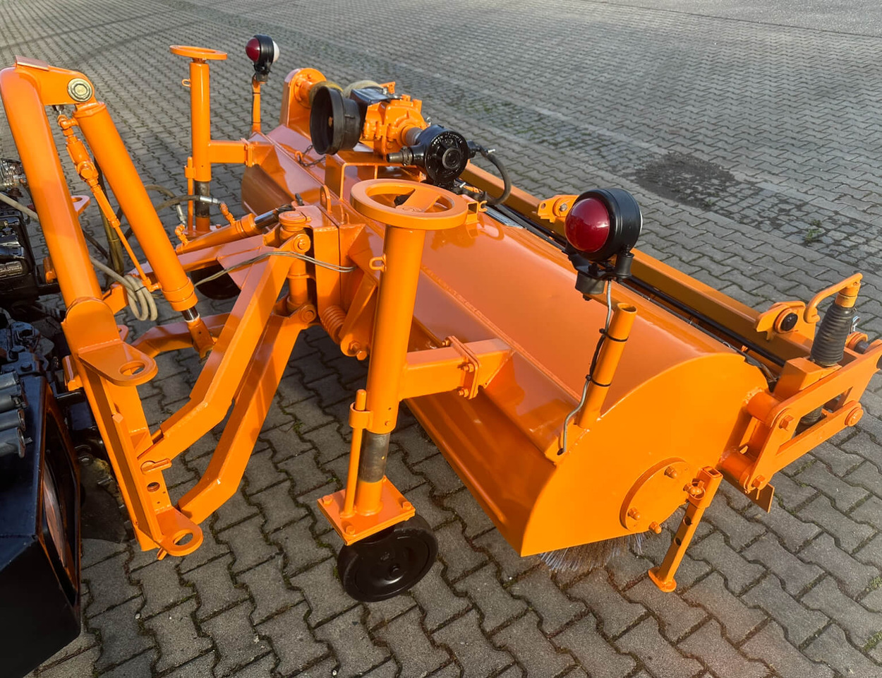 Unimog Frontanbaukehrbesen Schmidt VKS4.2 - Brosse: photos 3 Unimog Frontanbaukehrbesen Schmidt VKS4.2 - Brosse: photos 3