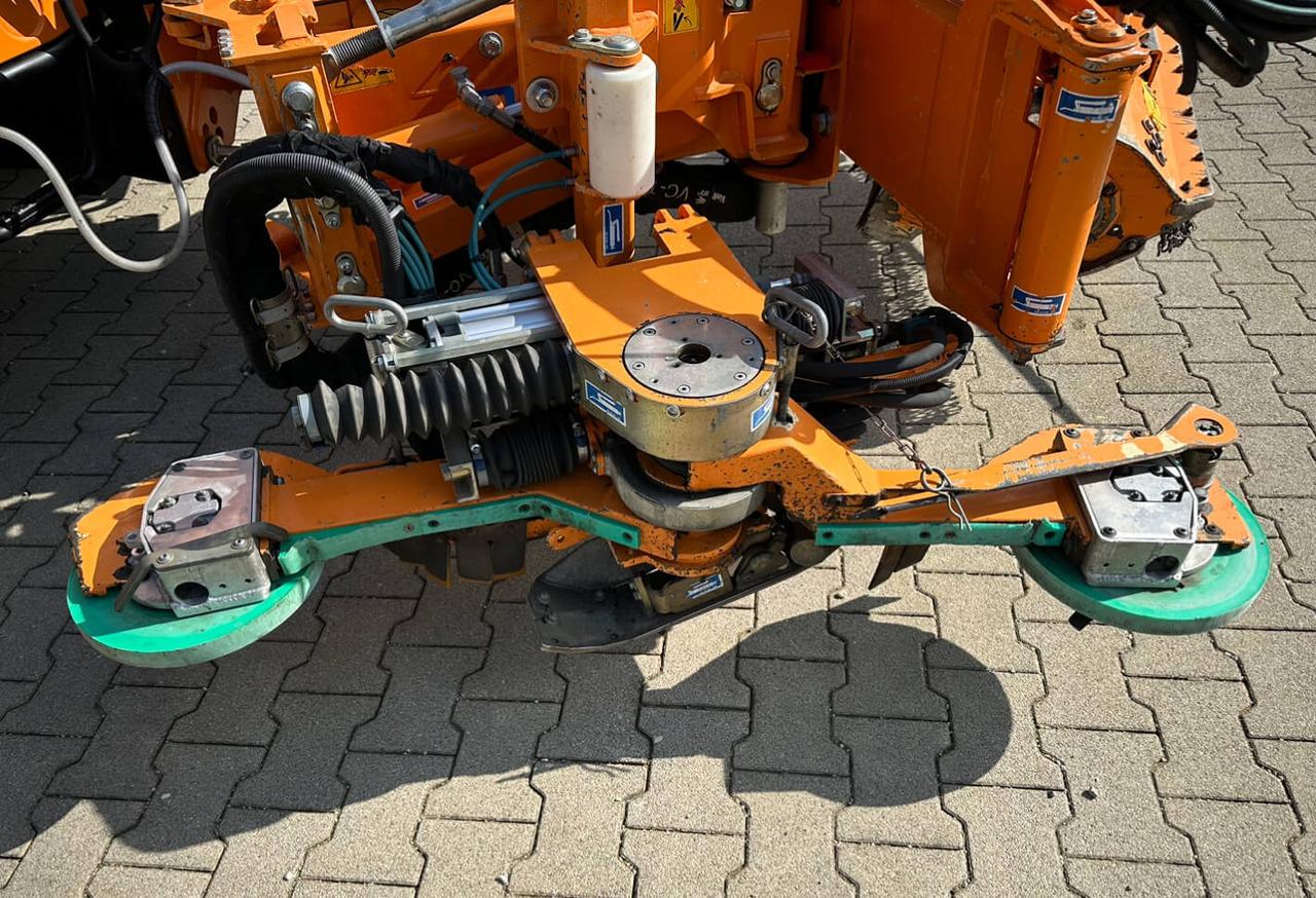 Unimog Leitpfostenausmähgerät / Randstreifenmähger - Epareuse: photos 4 Unimog Leitpfostenausmähgerät / Randstreifenmähger - Epareuse: photos 4