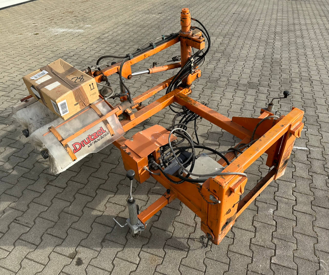 Unimog Leitpfostenwaschgerät  Drutzel LWG-U-300 - Brosse: photos 1 Unimog Leitpfostenwaschgerät  Drutzel LWG-U-300 - Brosse: photos 1