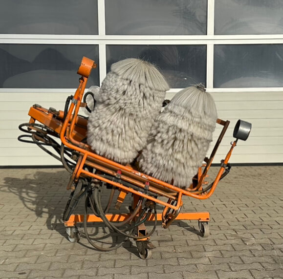 Unimog Leitpfostenwaschgerät  Schmidt RPS-H - Brosse: photos 1 Unimog Leitpfostenwaschgerät  Schmidt RPS-H - Brosse: photos 1