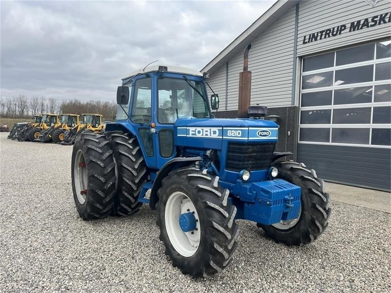 Tracteur agricole Ford 8210 En rigtig velholdt klassiker med tvillinghjul: photos 15