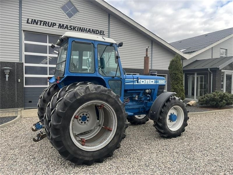 Tracteur agricole Ford 8210 En rigtig velholdt klassiker med tvillinghjul: photos 11