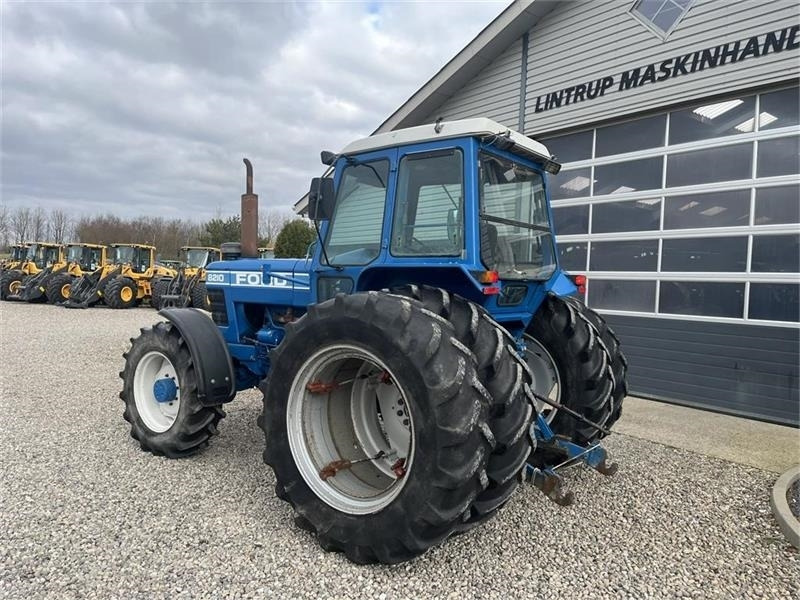 Tracteur agricole Ford 8210 En rigtig velholdt klassiker med tvillinghjul: photos 10