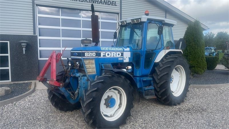 Ford 8210 Force II Med frontlift - Tracteur agricole: photos 2 Ford 8210 Force II Med frontlift - Tracteur agricole: photos 2