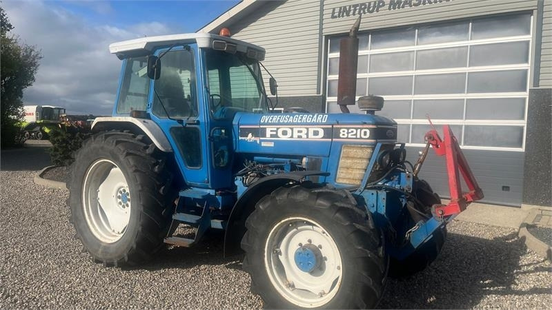 Tracteur agricole Ford 8210 Force II Med frontlift: photos 18